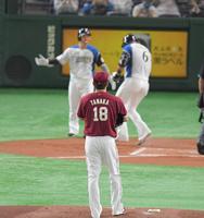 １回、先制２ランを許した日本ハム・中田翔らが喜ぶ姿を見つめる楽天・田中将大（１８）＝撮影・高石航平