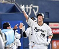 ８回、２ランを放ち、ラオウのポーズを決める杉本裕太郎（撮影・佐々木彰尚）