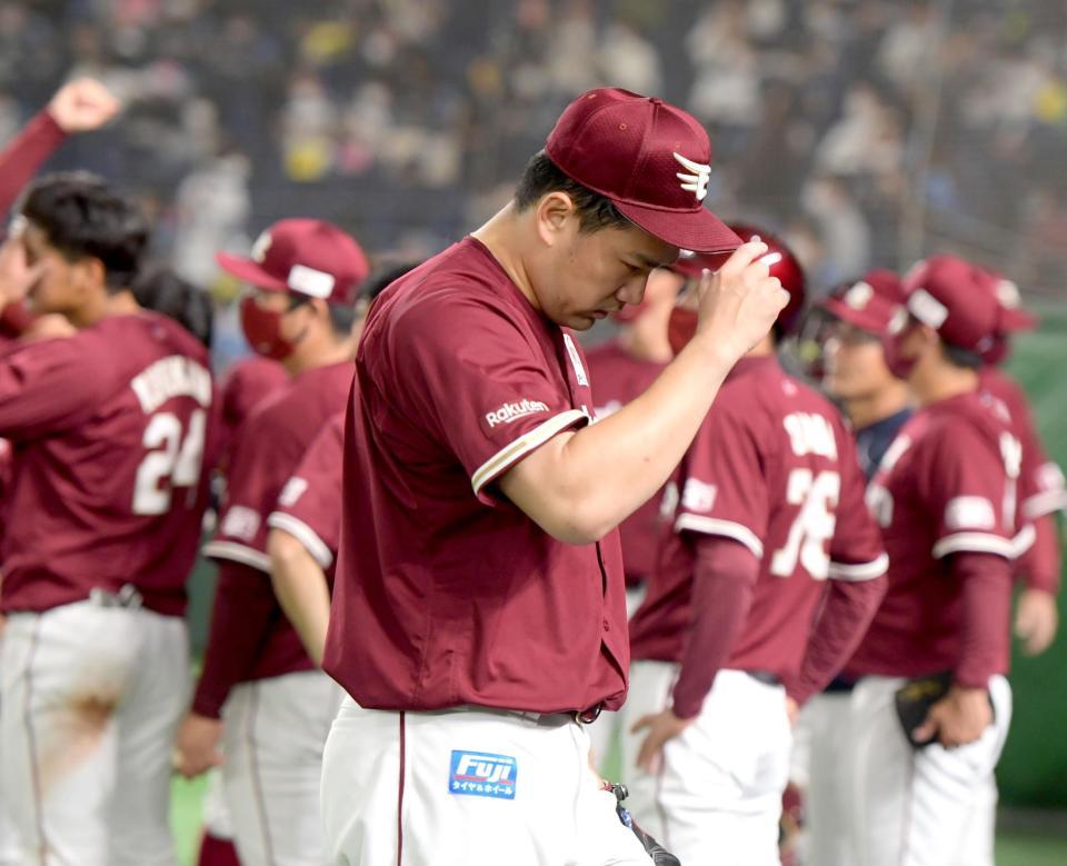 ５回を投げ３失点でマウンドをおりる楽天・田中将大（撮影・金田祐二）