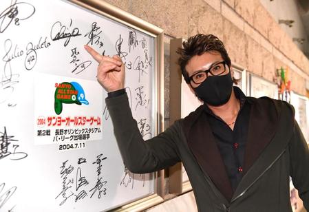 　長野で開催されたオールスターで記したサインを指さす新庄剛志氏（撮影・西岡正）