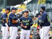 　３回途中、降板する小川（撮影・山口登）