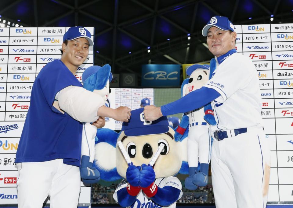 　今季初勝利を挙げた中日・柳（左）と先制打を放った福留（共同）