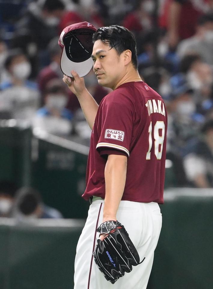 　５回を投げ終えてベンチに戻る田中将（撮影・堀内翔）