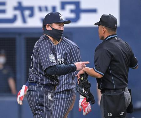 ７回、オリックス・紅林弘太郎の本塁クロスプレーに対し、リプレー検証を要求するオリックス・中嶋聡監督（左）＝京セラドーム（撮影・高部洋祐）