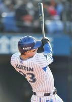 　８回、同点となる適時内野安打を放つオースティン