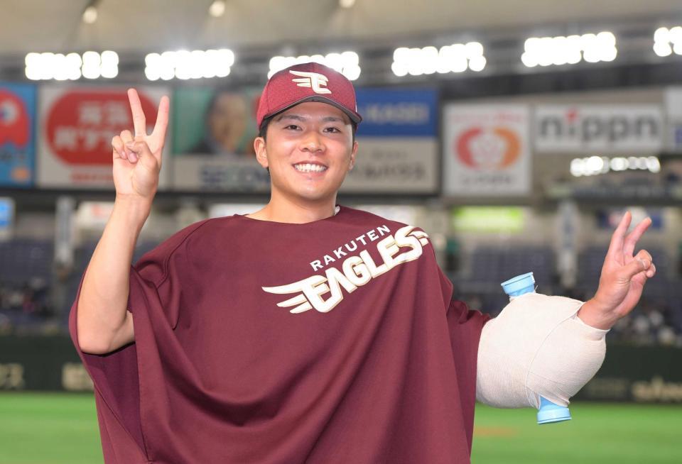 　２勝目を挙げＶサインの早川（撮影・金田祐二）