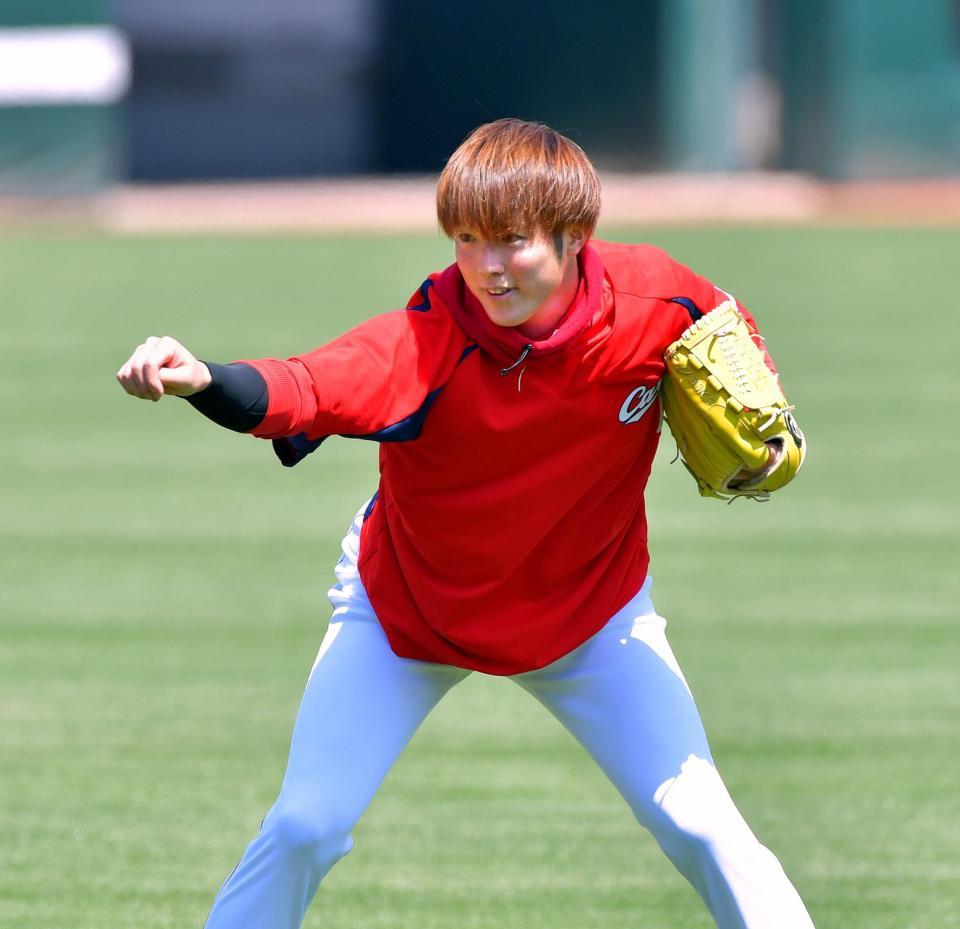 　登板へ向けキャッチボールをして調整する森下（撮影・立川洋一郎）