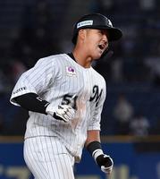 　８回、ソロを放ち、雄たけびを上げながらホームへ向かうロッテ・山口航輝（撮影・出月俊成）
