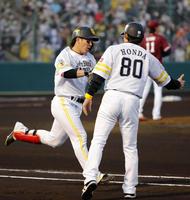 　２回、３ランを放ち、一塁へ向かうソフトバンク・甲斐＝北九州