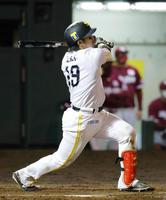 ６回ソフトバンク１死満塁、甲斐が左翼線に２点二塁打を放つ＝北九州