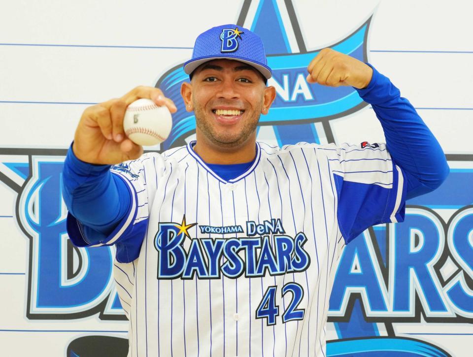 　入団会見を行ったロメロ（球団提供）