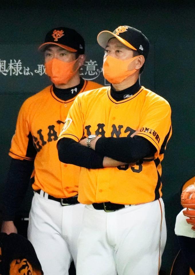 ９回、さえない表情で試合を見つめる巨人・原監督（右）＝東京ドーム
