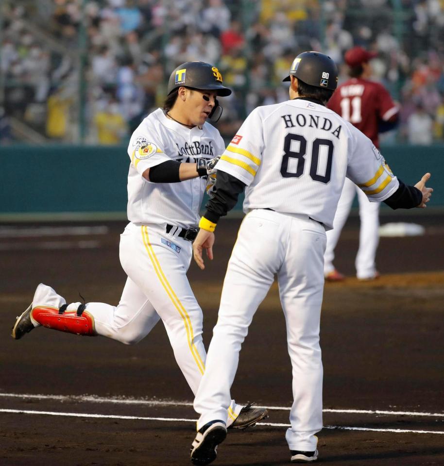 　２回、３ランを放ち、一塁へ向かうソフトバンク・甲斐＝北九州