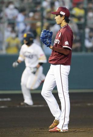 　２回、甲斐（左）に３ランを浴びた楽天・岸（共同）