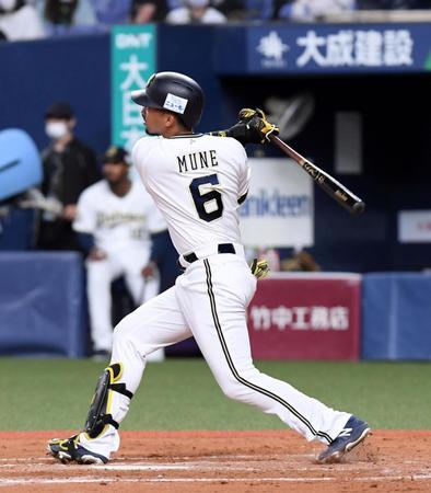 　８回、宗は右越えに勝ち越し２ランを放つ（撮影・山口登）