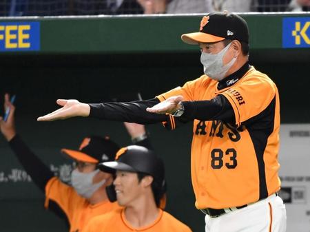 　６回、岡本の一塁アウトに対して、大きなジェスチャーでリクエストを要求する原監督（撮影・田中太一）