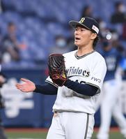 　８回、山本は森を打ち取りグラブをたたく（撮影・山口登）