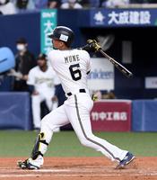 　８回、宗は右越えに勝ち越し２ランを放つ（撮影・山口登）