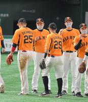 　試合に勝利し、巨人・吉川（２９）らを迎える原監督（左から二人目）＝撮影・高石航平