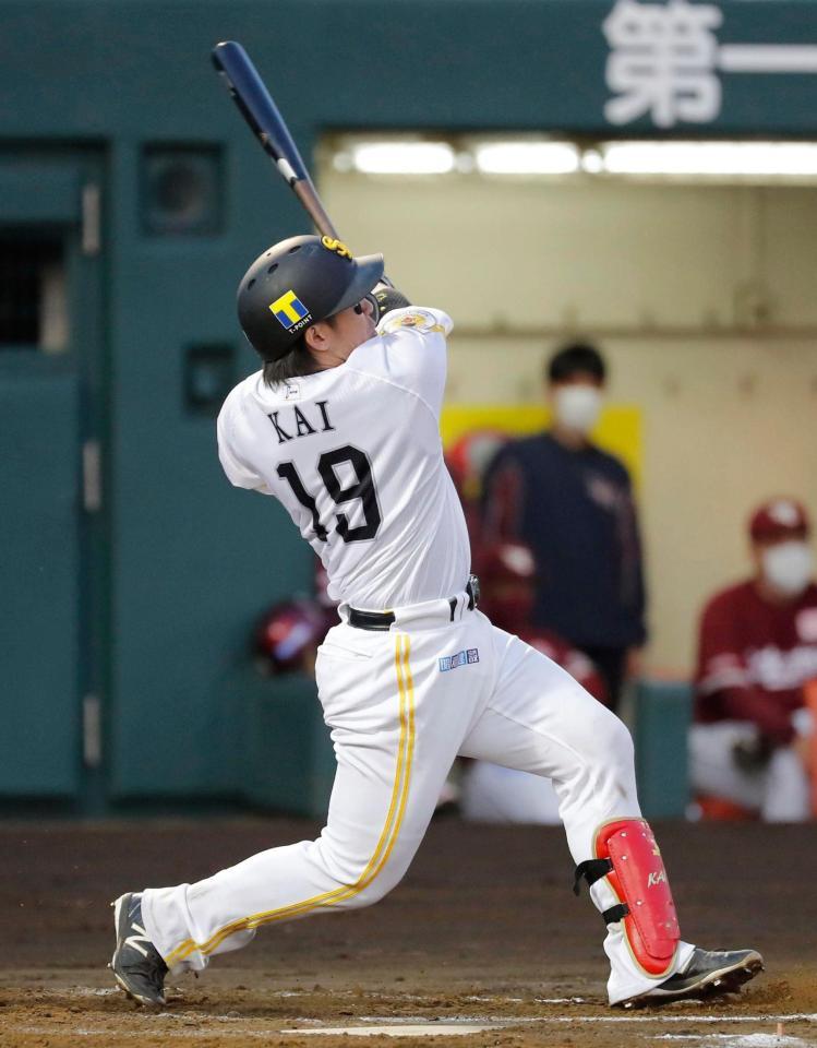 　２回、甲斐が左越えに３ランを放つ（共同）