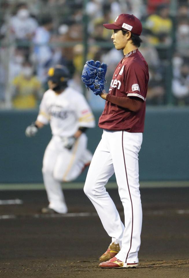 　２回、甲斐（左）に３ランを浴びた楽天・岸（共同）