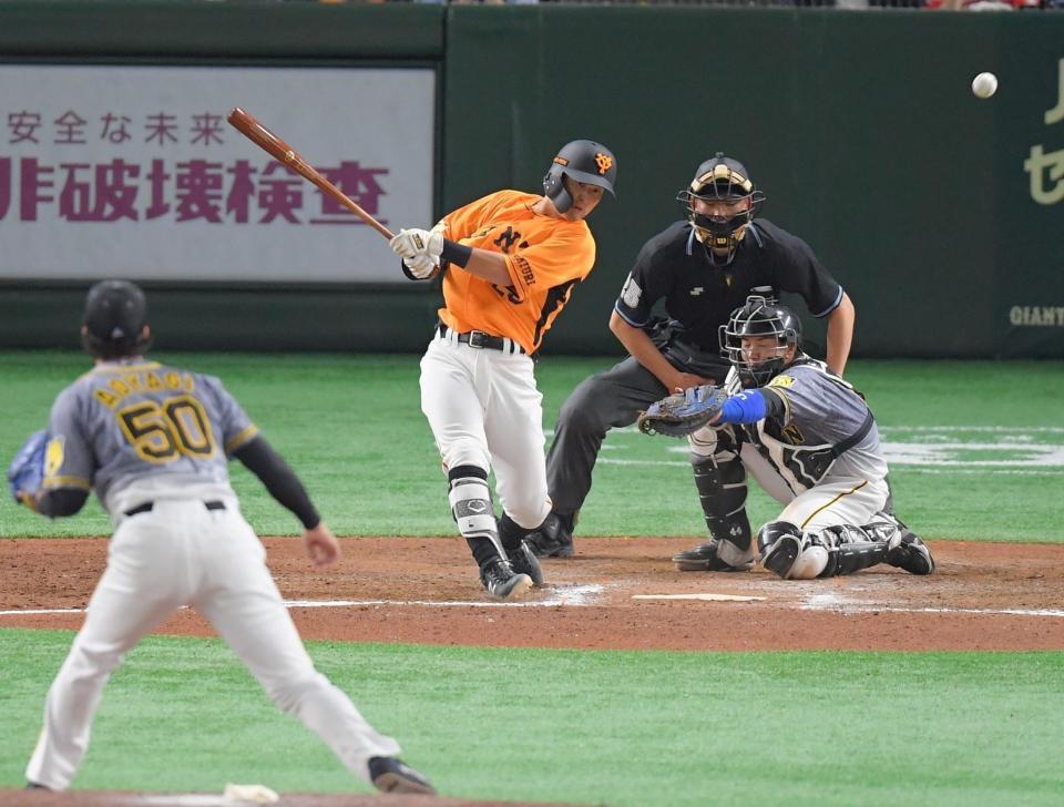 　６回、勝ち越し適時打を放つ吉川（撮影・高石航平）