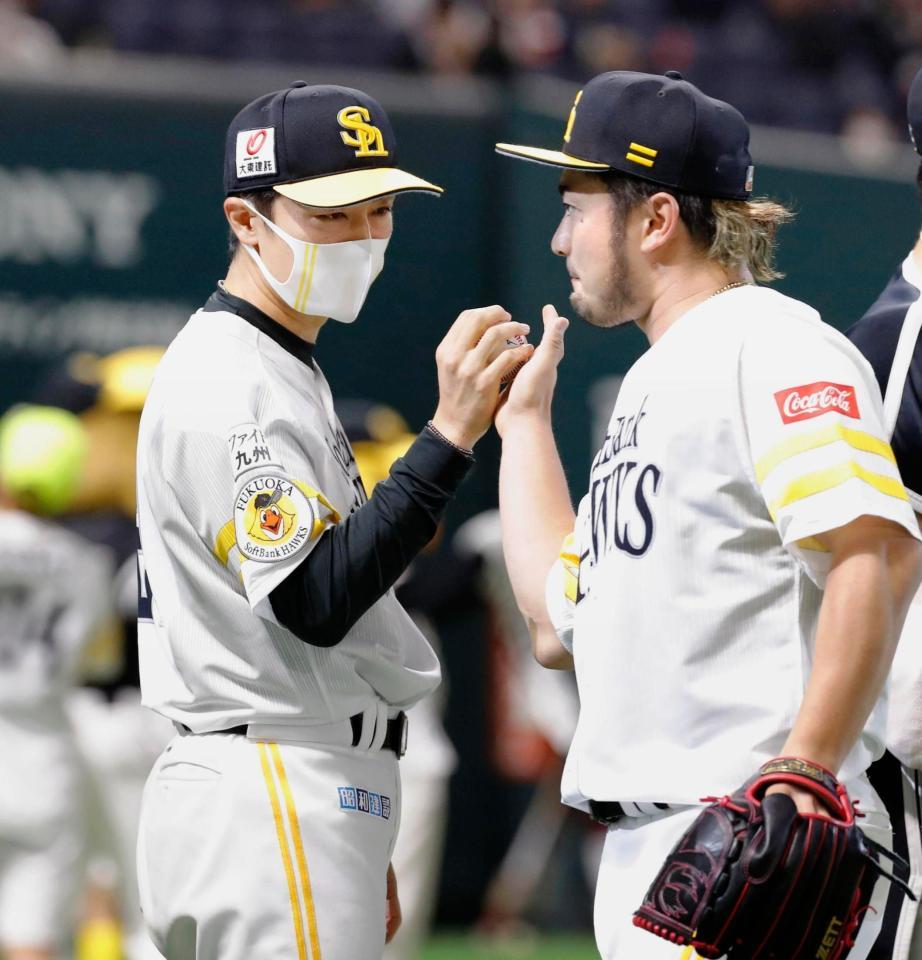 　２勝目を挙げ森（右）からウイニングボールを受け取る和田