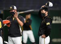 阪神・井上一樹コーチ（左）らと話をする阪神・矢野監督＝東京ドーム（撮影・田中太一）