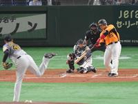 １回巨人１死一・三塁、先制の２点適時二塁打を放つ巨人・岡本和＝東京ドーム（撮影・高石航平）