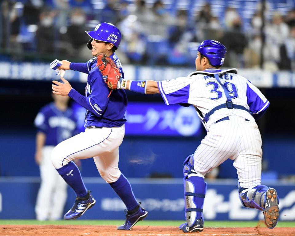 ４回表中日無死一，二塁、平田の一塁ゴロ併殺崩れで二走・高橋は本塁を突くがタッチアウト（捕手・嶺井）＝横浜スタジアム（撮影・佐藤厚）