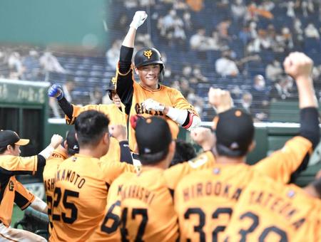 　２回、２ランを放ち、ベンチ前でナインに向かってガッツポーズの巨人・坂本（中央）