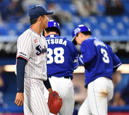 　３回、木下の左犠飛で中日に勝ち越しを許した奥川（撮影・西岡正）