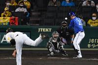 　５回、オースティンに死球を与える藤浪（撮影・田中太一）