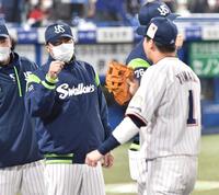 　中日に勝利し、山田（右）を迎える高津監督（撮影・西岡正）