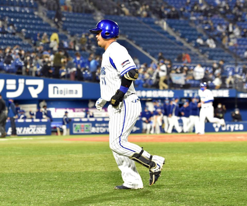 　９回、ＤｅＮＡ・宮崎は右飛に倒れゲームセット