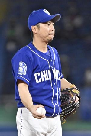 　６回、ヤクルトの代打川端に勝ち越し打を許した中日・谷元＝神宮