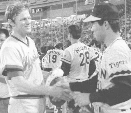 　１９７８年７月のオールスター戦で阪神の掛布選手（右）と握手する広島のギャレットさん＝後楽園