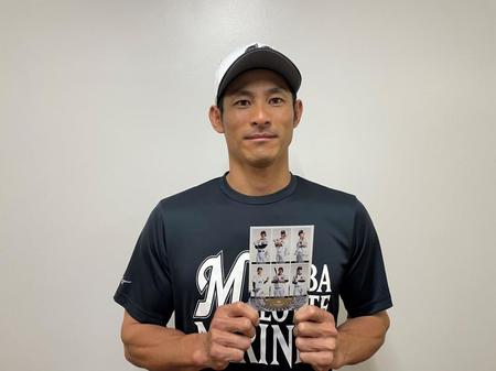 千葉の少年野球連盟に所属する親子を招待するロッテ・荻野（球団提供）
