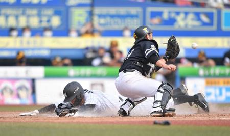 　３回、角中の犠飛で本塁に生還した二走・中村奨（撮影・伊藤笙子）