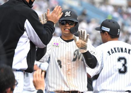 　３回、角中（右）の犠飛で二塁から生還した中村奨（中央）＝撮影・伊藤笙子