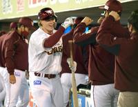 　４回、左越えに先制ソロを放ち笑顔で迎えられるディクソン
