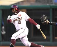 　１回、空振りし顔をゆがめるカスティーヨ