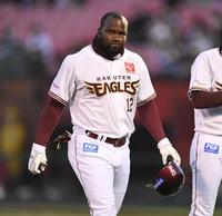 ２３日の西武戦で１回、三ゴロを放った後、交代する楽天・カスティーヨ