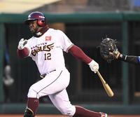 　２３日の西武戦で１回、空振りし顔をゆがめるカスティーヨ