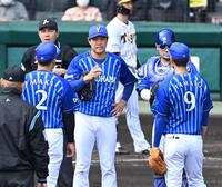 １回、阪神打線につかまり厳しい表情のＤｅＮＡ・上茶谷大河＝甲子園（撮影・飯室逸平）