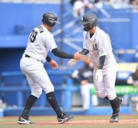 　３回、角中の犠飛で二塁から生還した二走・中村奨（右）と出迎える三走・マーティン（撮影・伊藤笙子）