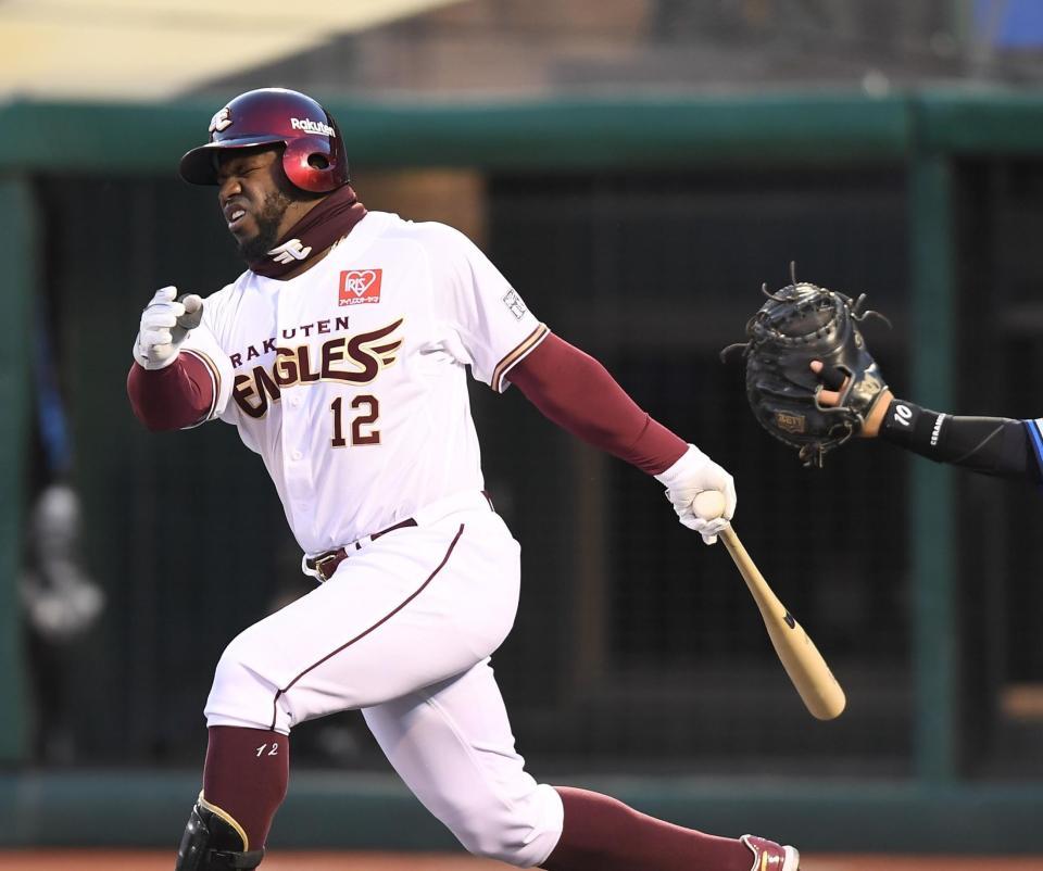 　２３日の西武戦で１回、空振りし顔をゆがめるカスティーヨ