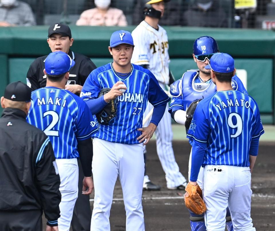 １回、阪神打線につかまり厳しい表情のＤｅＮＡ・上茶谷大河＝甲子園（撮影・飯室逸平）