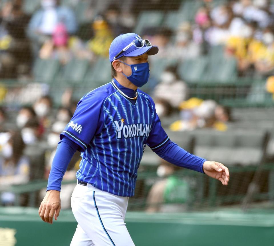 　２回、三浦監督は投手交代を告げベンチに戻る（撮影・山口登）