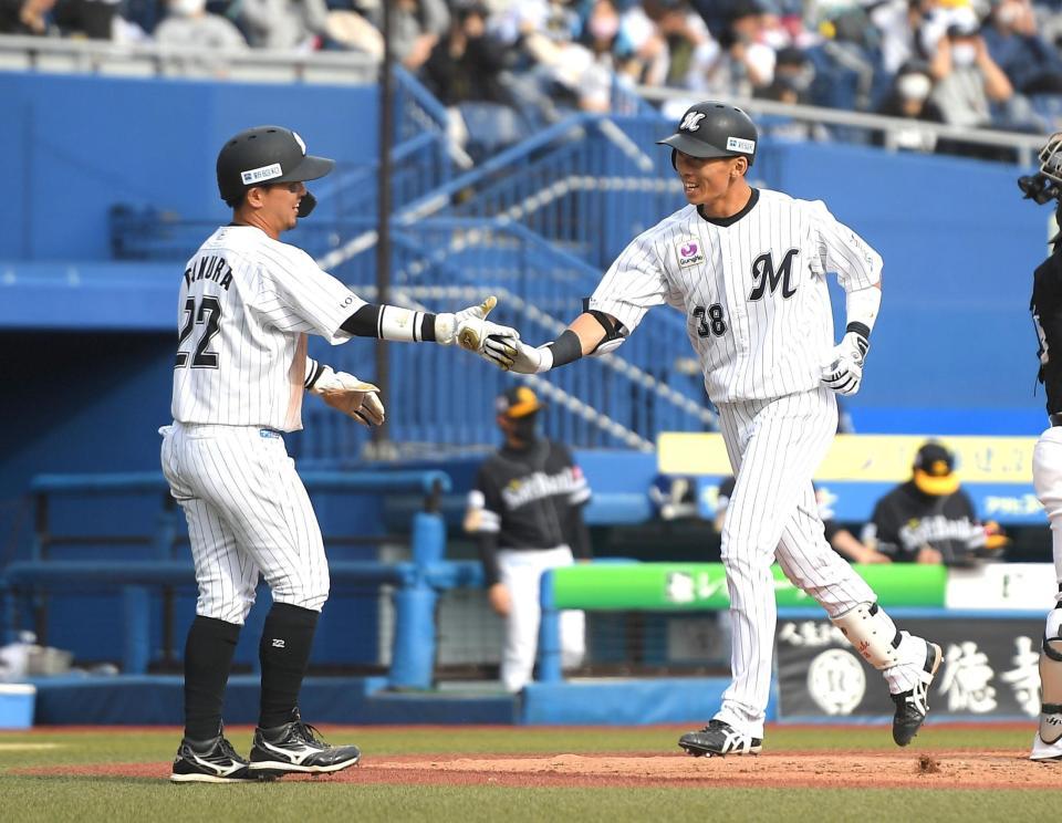 　４回、プロ初本塁打を放ち、一走・田村（左）と笑顔でタッチをかわす高部（撮影・伊藤笙子）